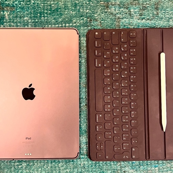 SOLD - IPAD PRO 3rd Gen 12.9" perfect condition with folio keyboard & stylus - Picture 1 of 2